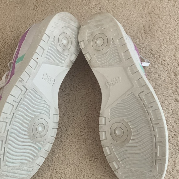 Worn twice. Like new. Bottoms show the outside wear - Picture 5 of 5